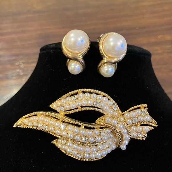 Jewelry - SEED PEARL AND RHINESTONE BROOCH SET IN GOLD TONE METAL